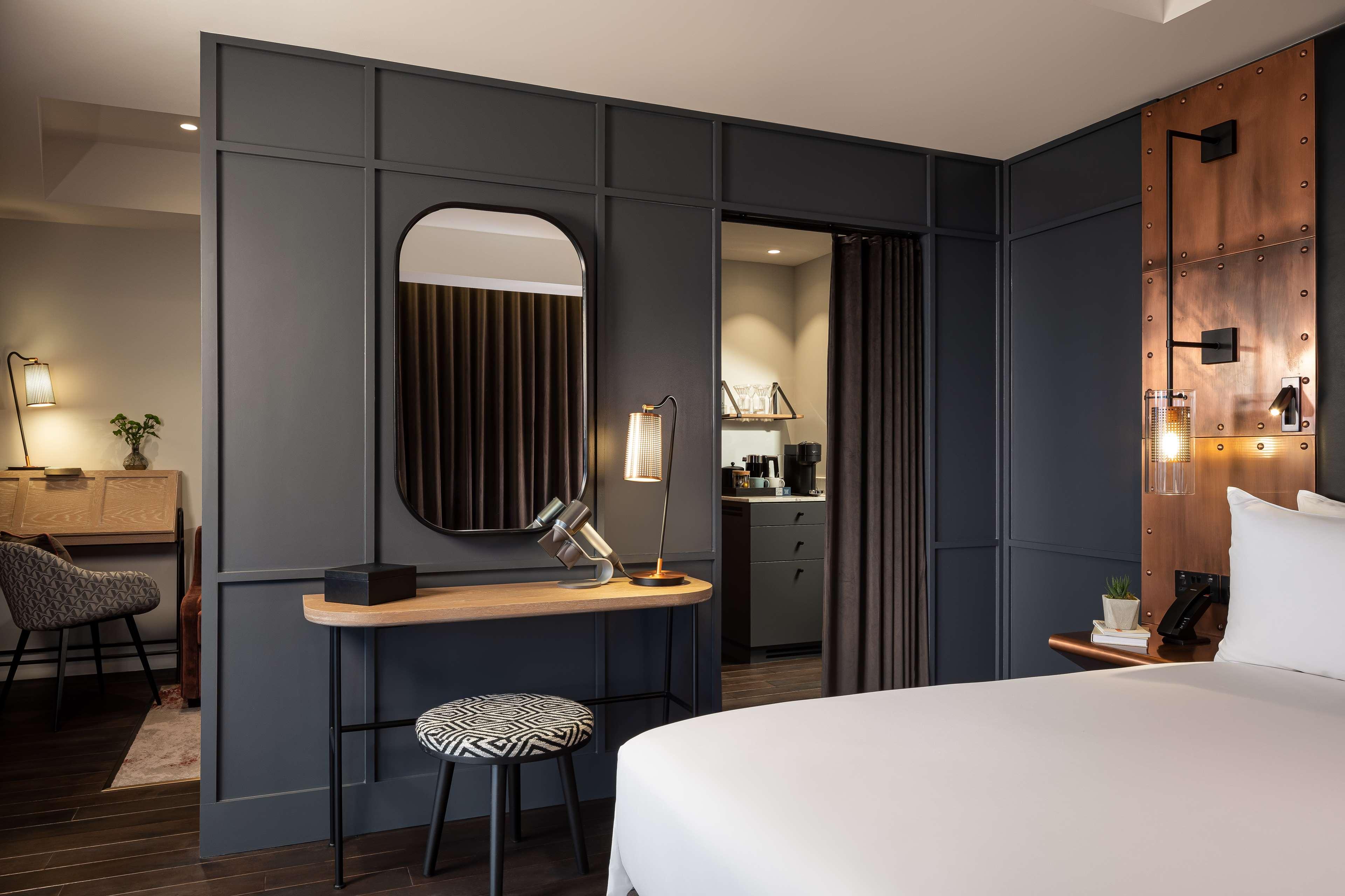 The Gantry London Curio Collection By Hilton Hotell Eksteriør bilde